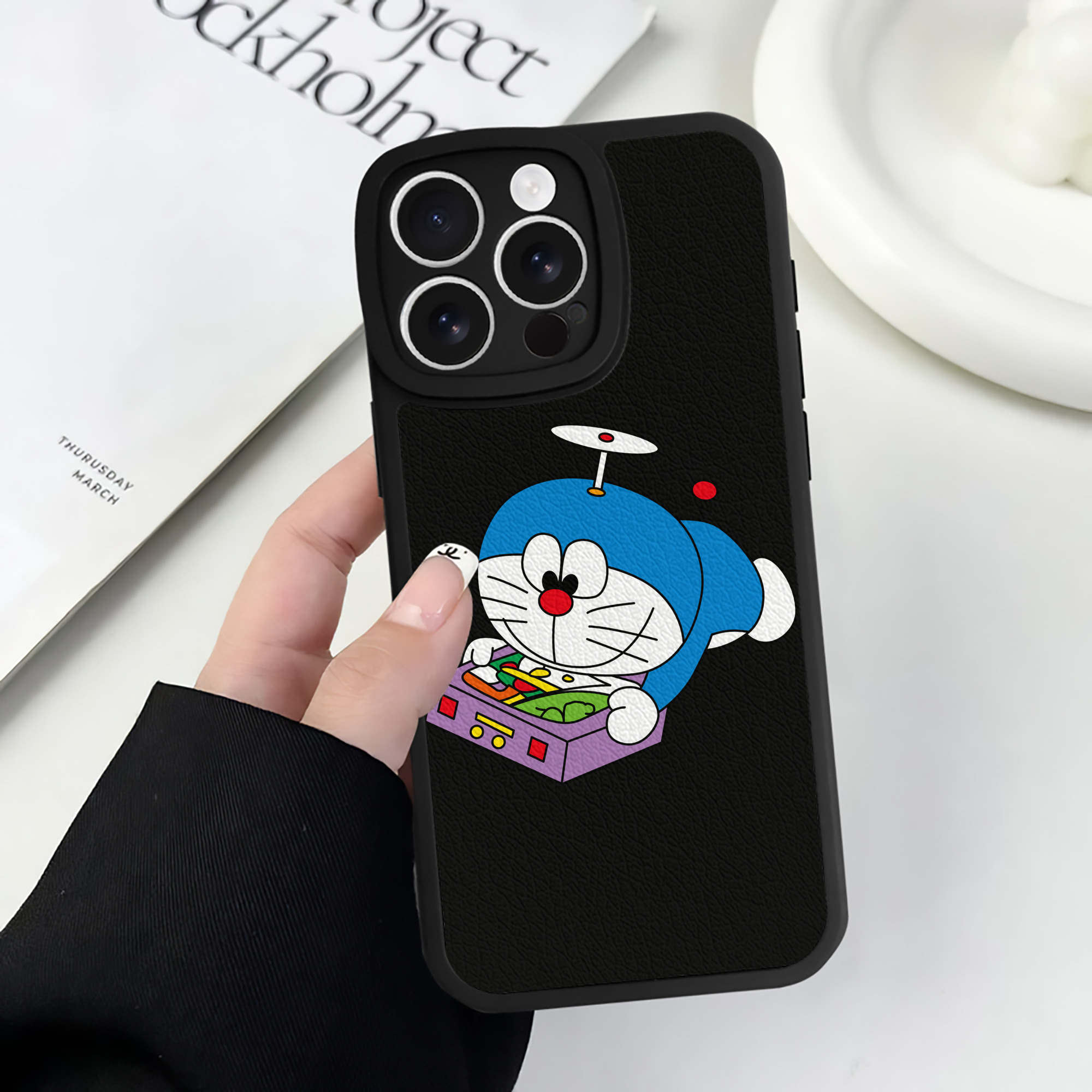 （画像用） ドラえもん Doraemon 【iPhone 16シリーズ対応】シリコンスマホケース（レザー調） 材質：シリコン